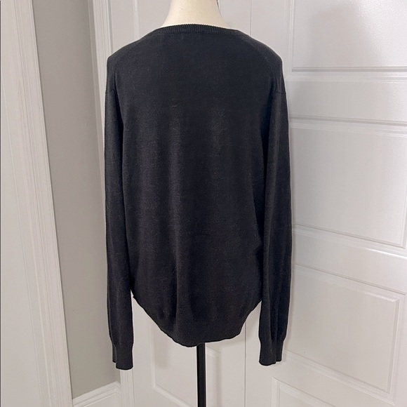 Izod Classic Charcoal Gray V-Neck Sweater with Embroidered Monogram Logo Unisex - Picture 3 of 9